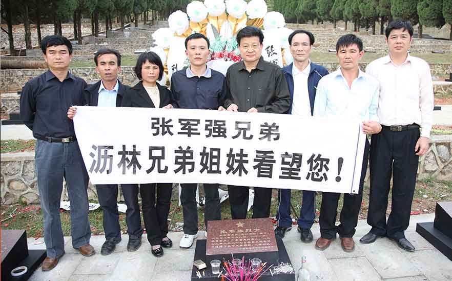 10年清明節(jié)，陳橋頓在瀝林組織曾參加對越自衛(wèi)反擊戰(zhàn)的退伍老兵、烈士家屬到廣西靖西烈士陵園掃墓