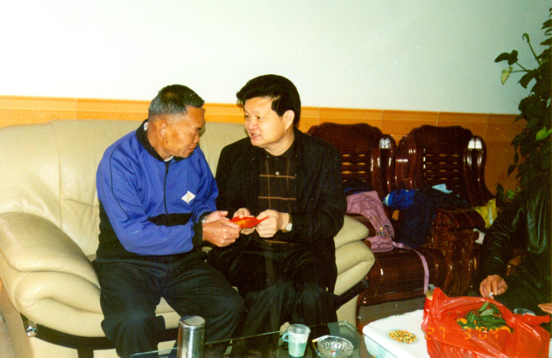 2004年全國愛國擁軍模范、廣東省橋勝集團(tuán)董事長陳橋頓慰問各軍烈屬