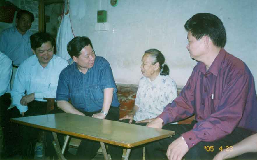 2005年橋勝集團(tuán)董事長陳橋頓先生看望烈屬張新娣