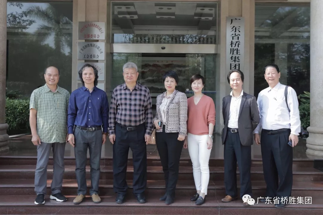 24日上午，北京攝影函授學(xué)院張?jiān)洪L(zhǎng)、惠州分院吳院長(zhǎng)、惠州藝術(shù)攝影協(xié)會(huì)林海會(huì)長(zhǎng)一行到橋勝集團(tuán)參觀訪問(wèn)