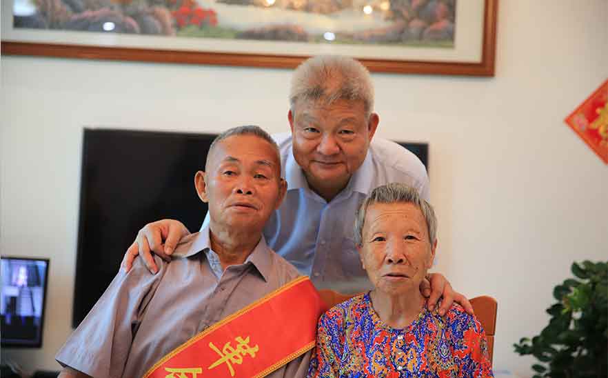 2020年橋勝集團(tuán)董事長陳橋頓看望各位軍烈屬