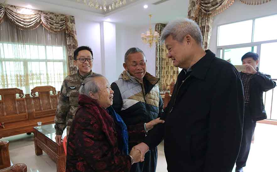 17年1月與部隊領(lǐng)導(dǎo)一同慰問軍烈屬