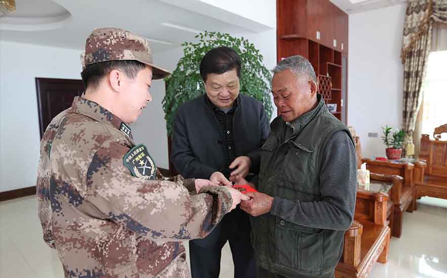 15年，陳橋頓先生與部隊同去看望軍烈屬張運興
