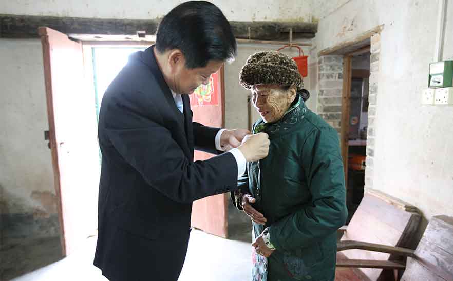 12年董事長陳橋頓先生買上新衣服看望軍烈屬