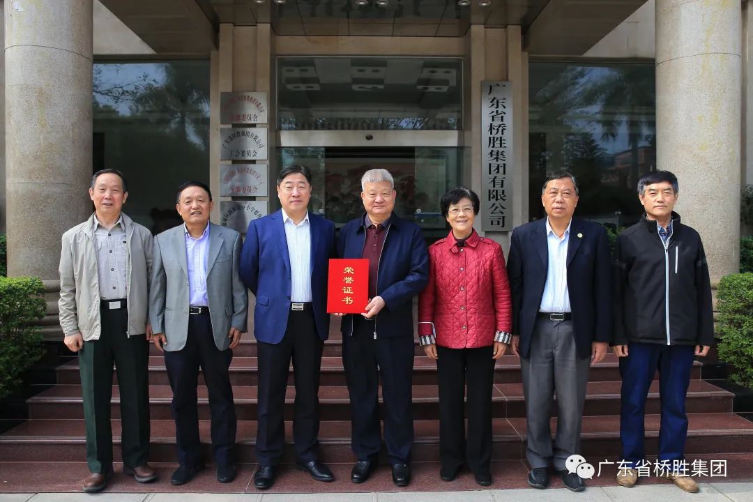 省愛促會特邀原廣州軍區(qū)空軍副參謀長岳喜翠將軍和中共惠州市委常委、組織部長沈亦軍同志等，上門為陳橋頓頒發(fā)抗擊疫情先進個人榮譽證書 