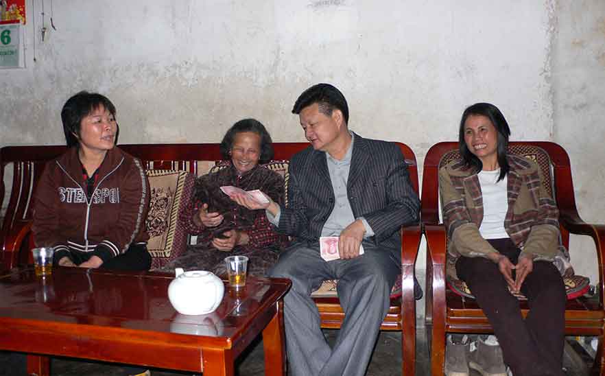 2007年橋勝集團(tuán)董事長陳橋頓先生為烈屬張新娣、張巖好送慰問金