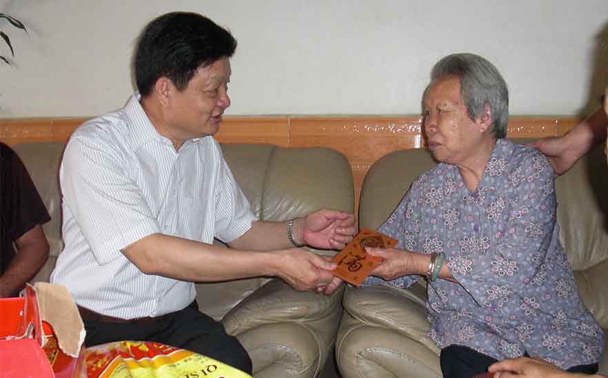 董事長陳橋頓親自給軍烈屬送慰問金——2009年