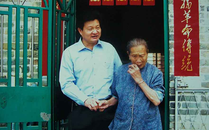 愛灑人間——2006年橋勝集團(tuán)董事長陳橋頓先生看望烈屬張新娣、張巖好