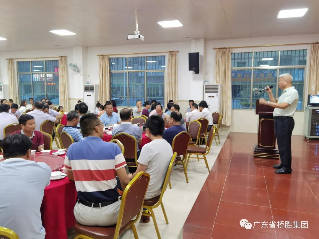 一支教鞭二?清風(fēng)，三尺講臺桃李芬芳